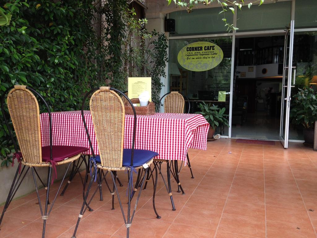 Corner Cafe Bed & Breakfast HHQ Exterior foto
